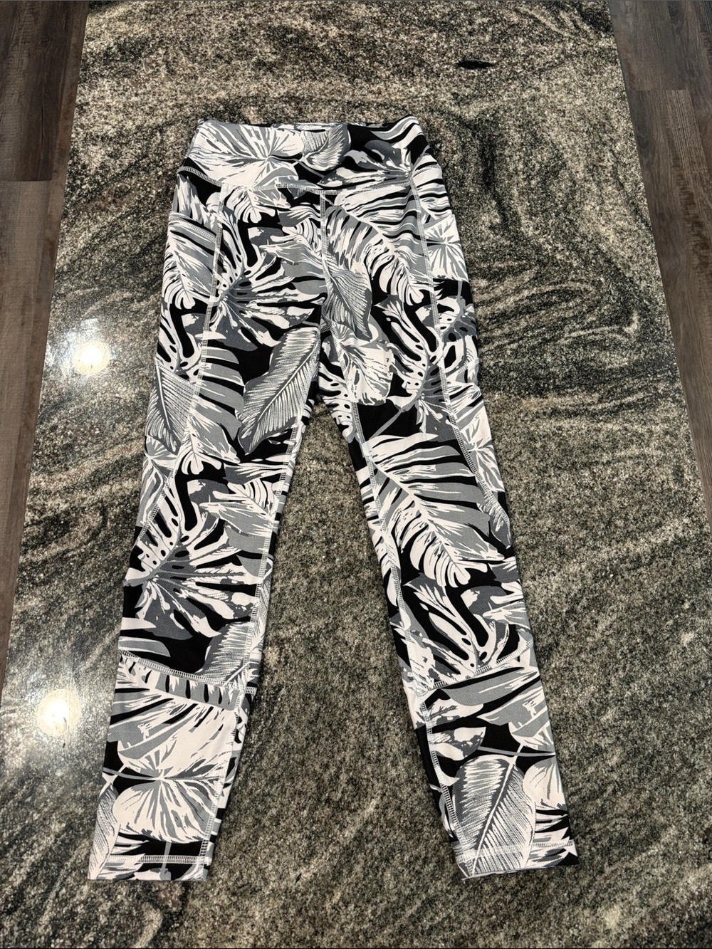 Black & White Tropical Print Leggings NWOT